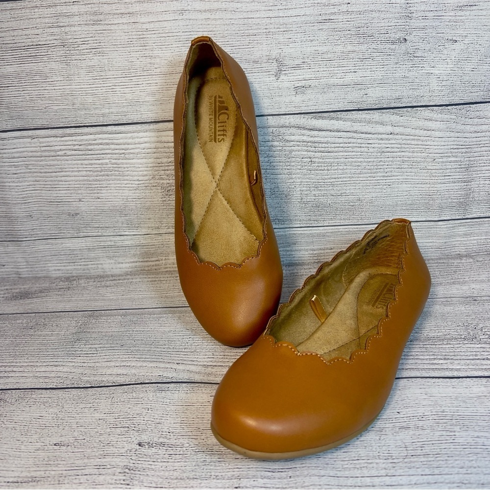 Cliffs by White Mountain Brown Scalloped Edge Ballet Shoes - Size 7